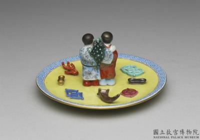 图片[2]-Incense stick holder in the shape of the Twin Immortals of Union and Harmony with the Eight Treasures in famille rose on a yellow ground, Qing dynasty, Qianlong reign (1736-1795)-China Archive